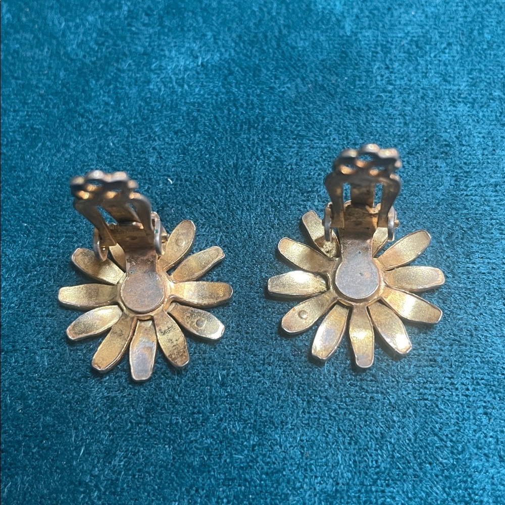 Vintage Enamel White and Yellow Daisy Brooch and Earrings Set - Picture 6 of 9